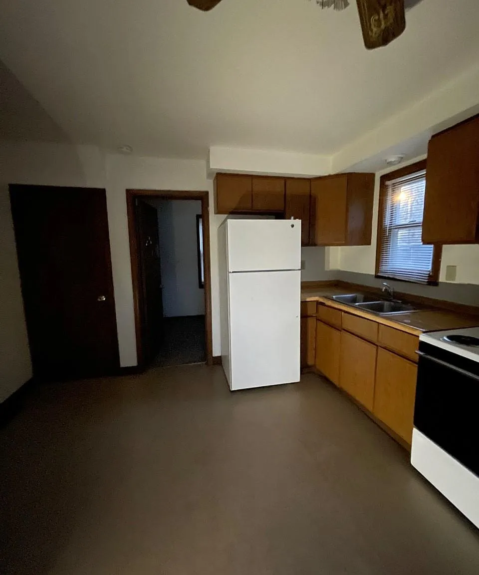 3 bed, $995 — Photo 2