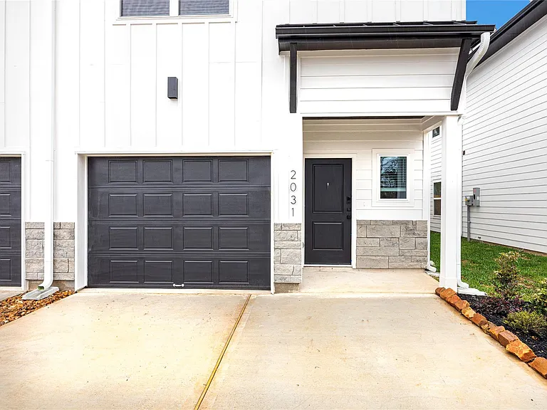 2031 Longmire Villas Ct — Photo 2