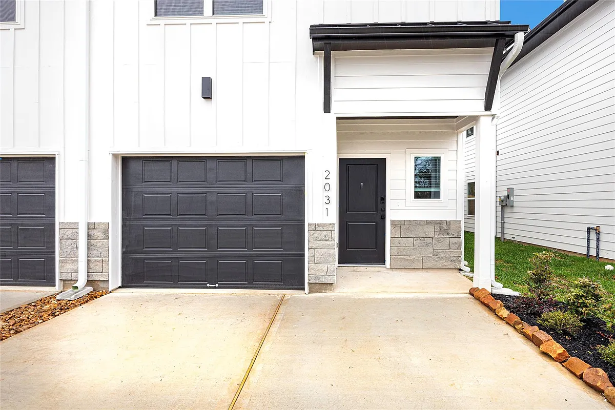 Building Photo - 2031 Longmire Villas Ct