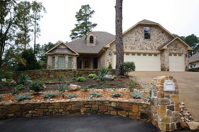 1st image of 220 Lakewood Cir