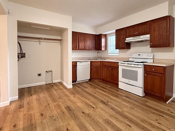5th image of 925 Danbury Dr