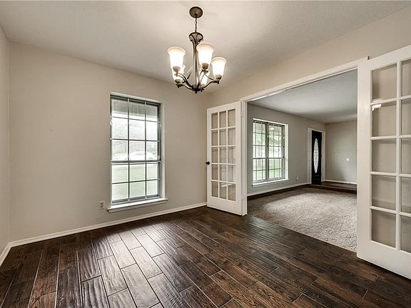 5th image of 2206 Saint Claire Dr