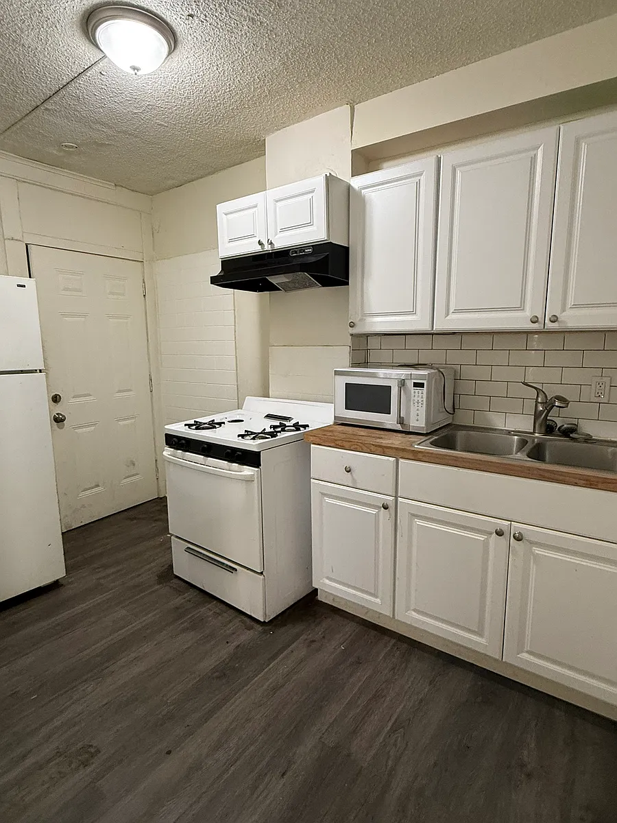Building Photo - 136 N Lawn Ave #2N