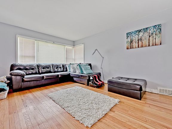 3rd image of 902 Dunlop Ave