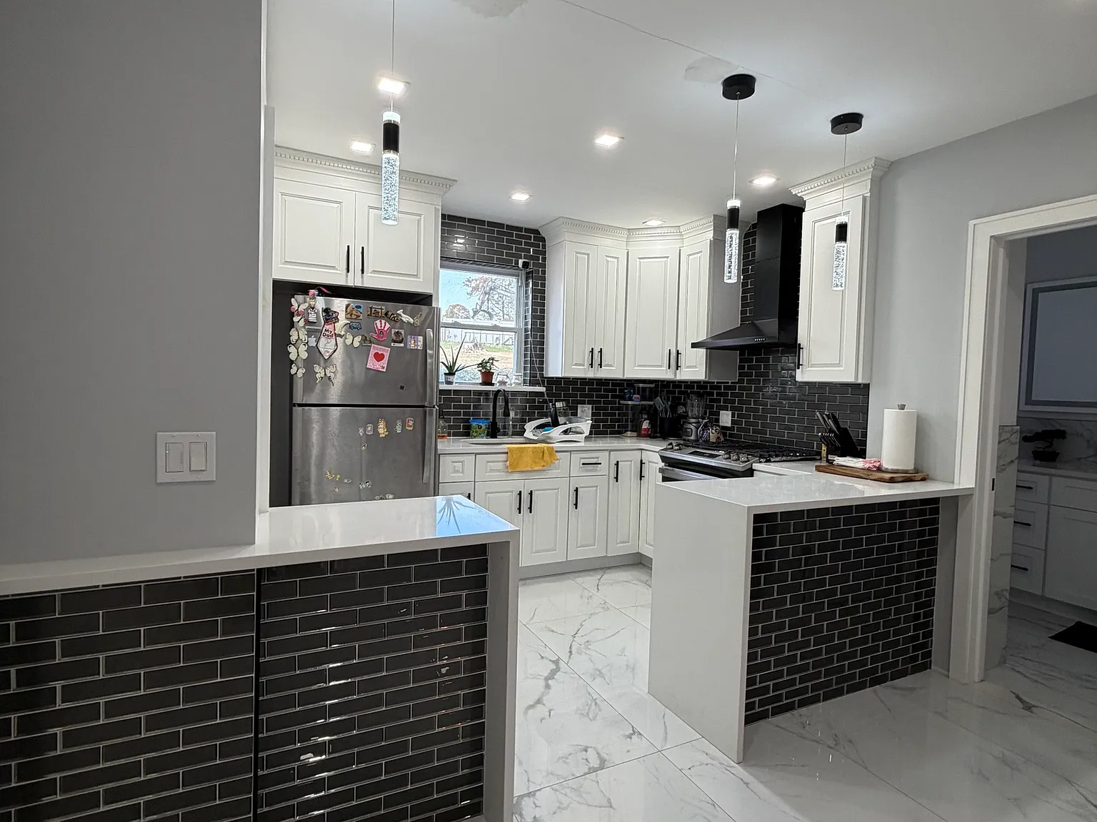 3 bed, 1.0 bath, 2640 sqft, $2,600 — Photo 4