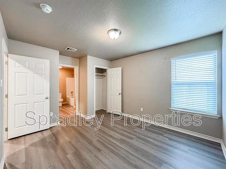 943 Laila Ln — Photo 11