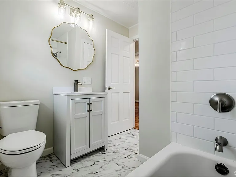 222 Wilber St — Photo 32