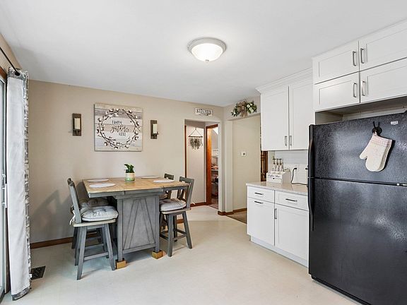 5th image of 129 Townsend Rd