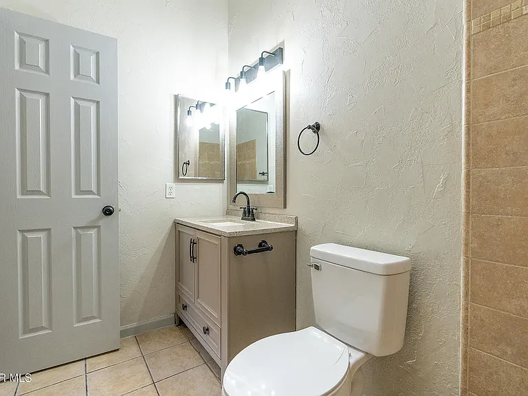 1338 John Phelan Dr — Photo 2