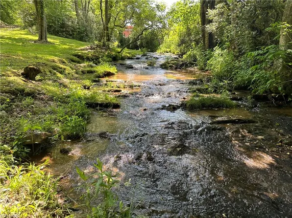 1970 Winding Ridge Rd, Hillsville, VA 24343