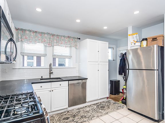 4th image of 387 Newton St #387