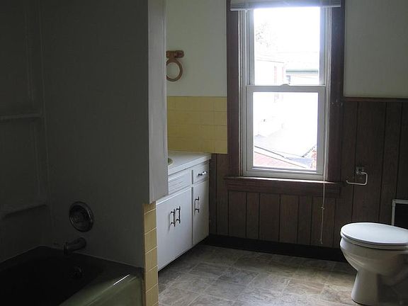 4th image of 146 Pleasant St