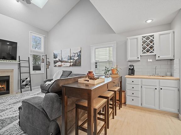 4th image of 403 Cheshire Dr #A