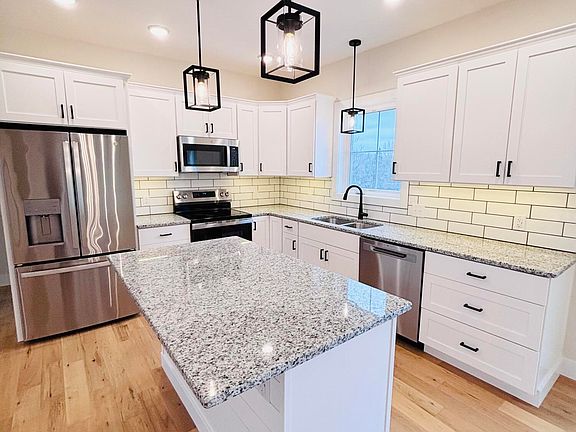 4th image of 165 Pine Ridge Rd