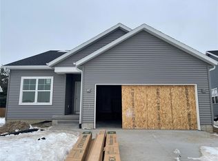 9014 Grand Oaks Dr NE, Cedar Rapids, IA 52402