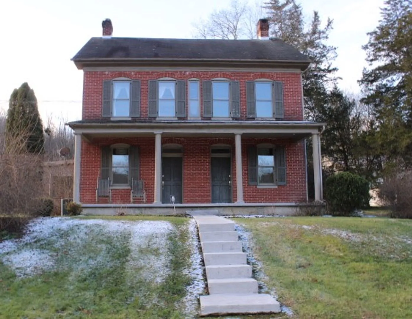 Spacious 5-Bedroom, 3-Story Farmhouse — Photo 1