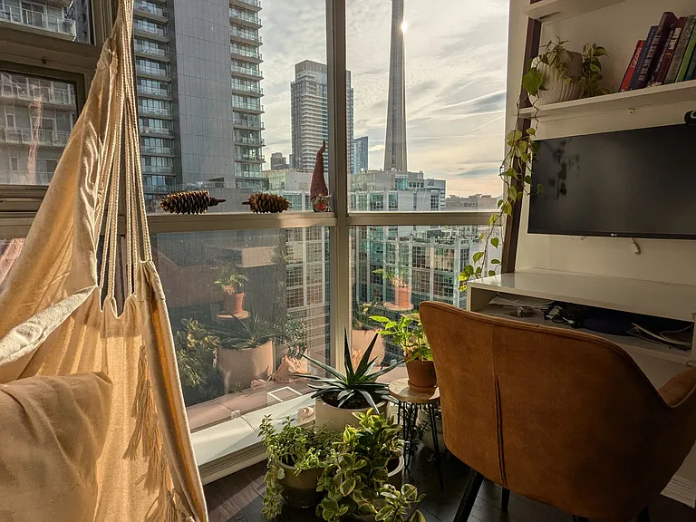 393 King St W #Penthouse 1206 — Photo 16