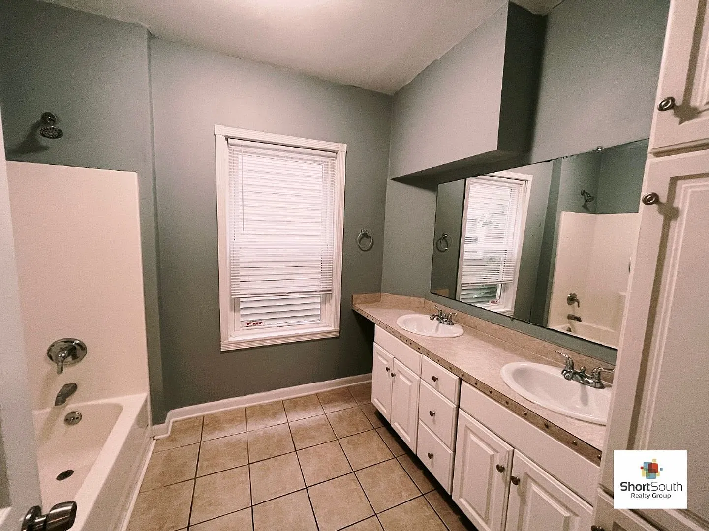 4 bed 2 bath Single Family Home — Photo 3