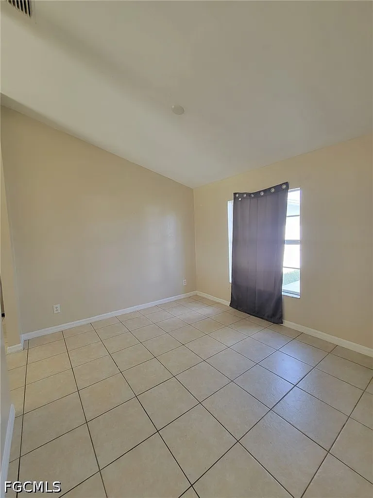 4 bed, 2.0 bath, 1811 sqft, $1,950 — Photo 3