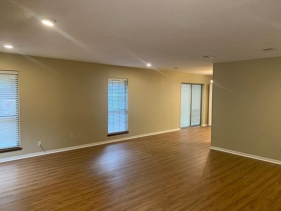 5th image of 957 Central Dr