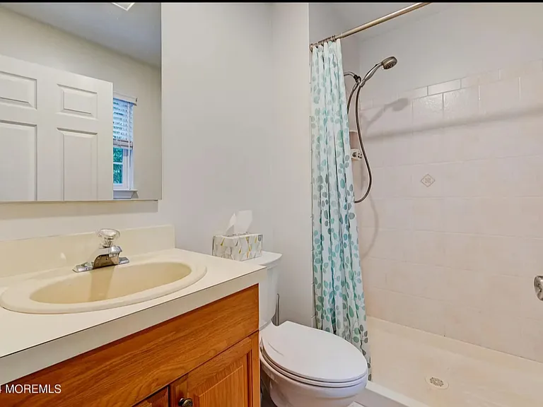 1375 Larchmont Ave — Photo 13