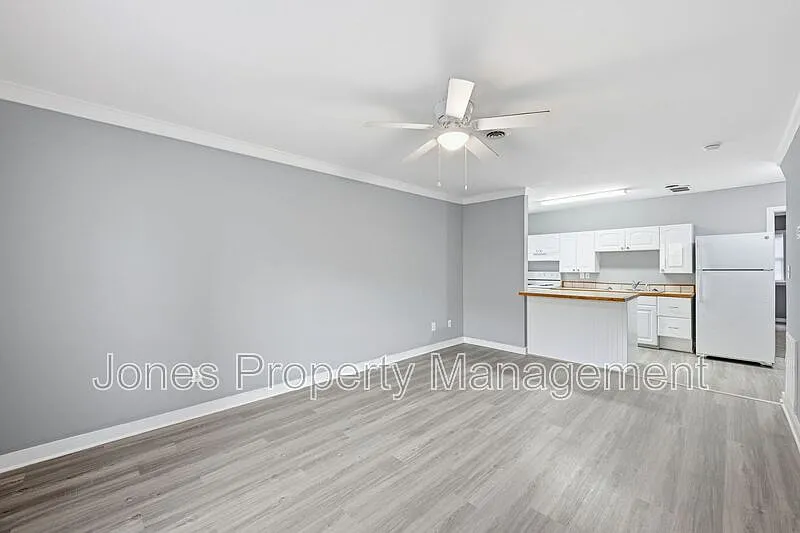 3 bed, 2.0 bath, $1,050 — Photo 2