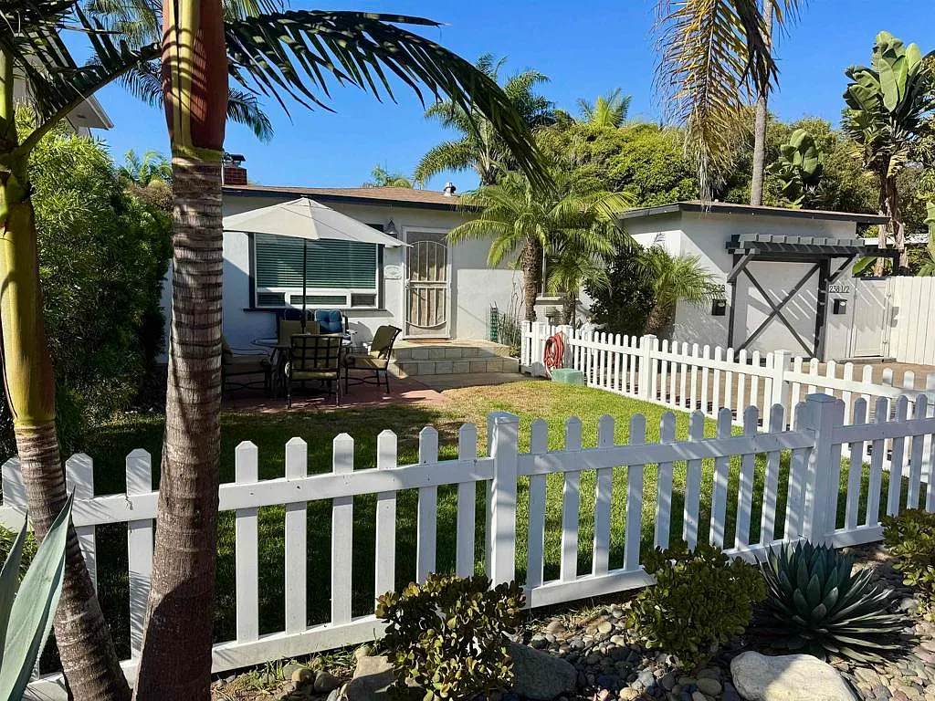 2 bed, 806 sqft, $5,250 — Photo 1