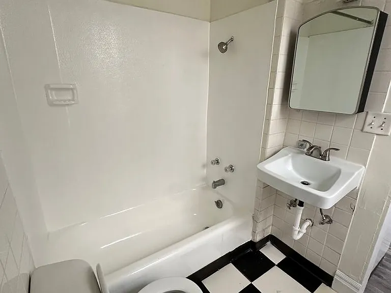 512 W University Ave — Photo 6