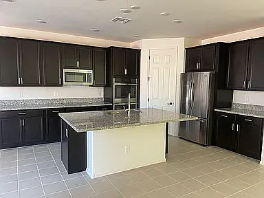4 bed, 2.5 bath, 2465 sqft, $2,595 — Photo 2