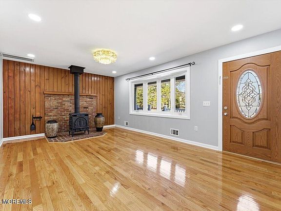 4th image of 629 W Commodore Boulevard
