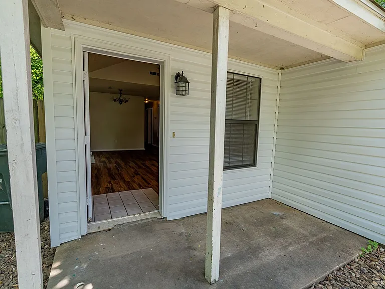 559 S Ray Ave — Photo 2