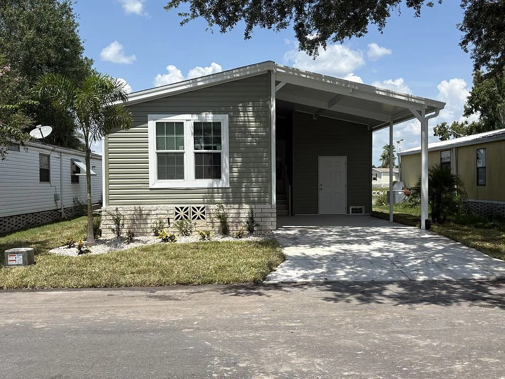 2 bed, 2.0 bath, 1120 sqft, $1,599 — Photo 2