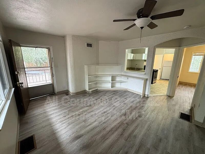 1 bed, 1.0 bath, 550 sqft, $975 — Photo 2