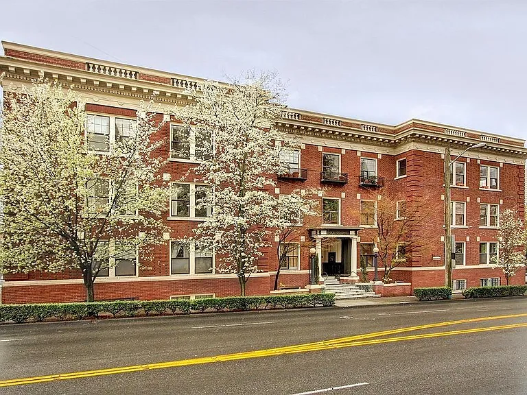 Historic building in First Hill; central to downtown, freewa