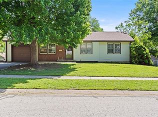 5521 Barton Ln, Shawnee, KS 66203