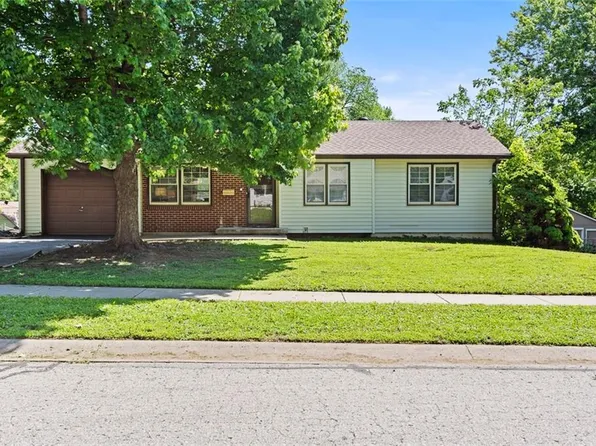 5521 Barton Ln, Shawnee, KS 66203