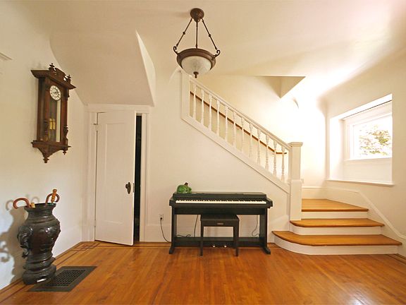 Foyer/Stairs to 2nd Flr
