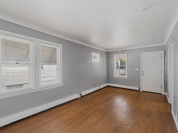 5th image of 17719 Lowell St