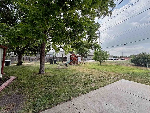 3rd image of 621 S Elm St.