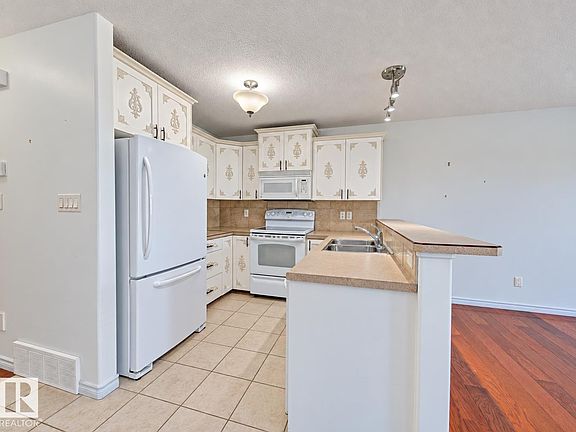 4th image of 10 Woodcrest Ln #3