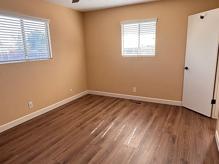 10449 Pioneer Ave — Photo 19
