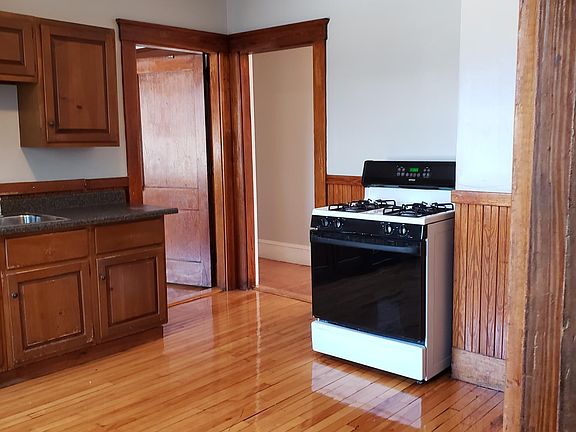 3rd image of 91 Elmwood Rd