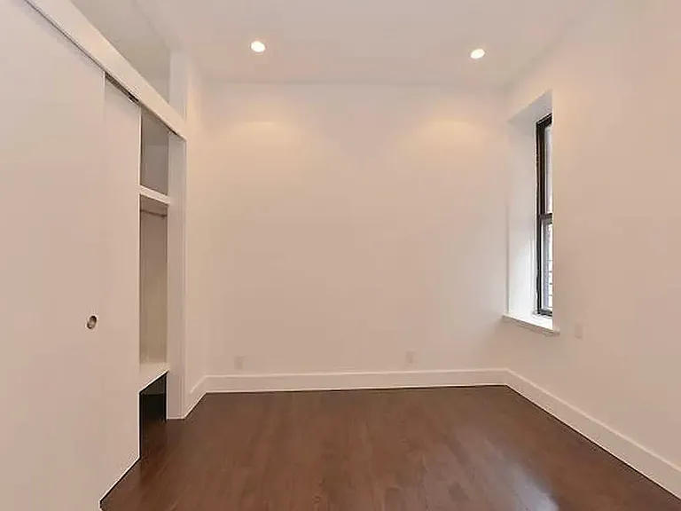 353 E 52nd St #1B — Photo 3