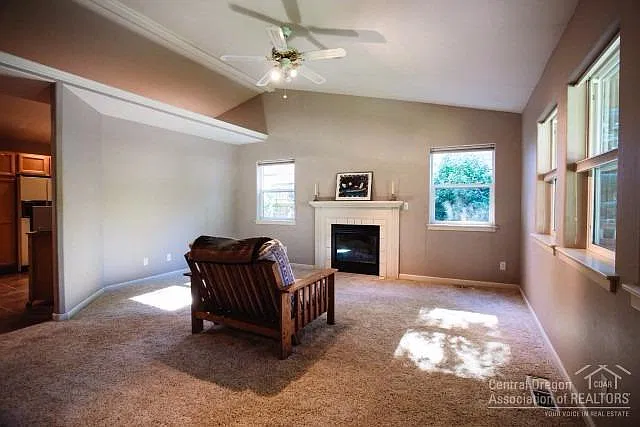 Bring Your Dog! Westside, 3 Bdrm, 2 Bath House, Double Garage & Xtra Storage — Photo 3
