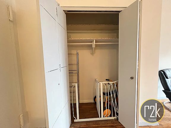 4th image of 2534 Crescent St APT 3H