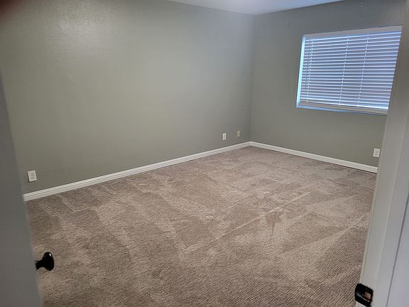 4th image of 825 W Fletcher Ave #111