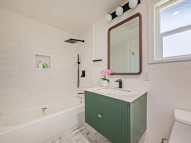 5357 S Victoria Ave — Photo 17