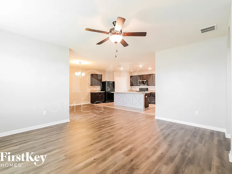211 Bella Dr — Photo 3