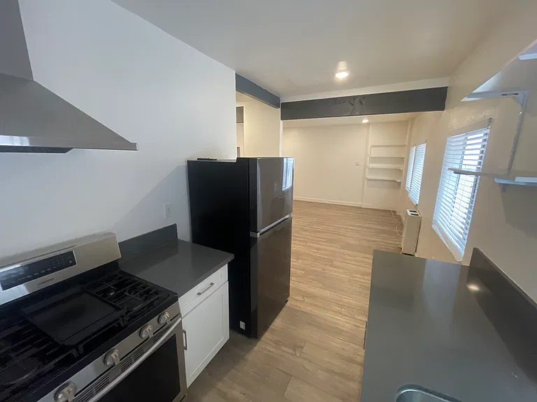 S Manhattan Pl — Photo 15