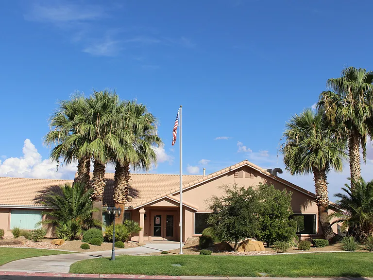 210 N Mall Dr — Photo 22